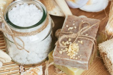 Ahşap arka planda spa tedavisinin bileşimi