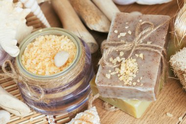 Ahşap arka planda spa tedavisinin bileşimi