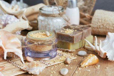 Ahşap arka planda spa tedavisinin bileşimi