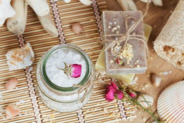 Ahşap arka planda spa tedavisinin bileşimi