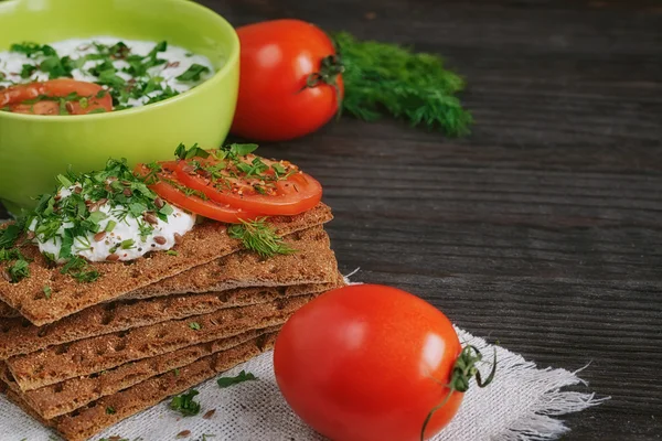 Bütün taneli tahıl crispbread, krem peynir, dereotu ve domates