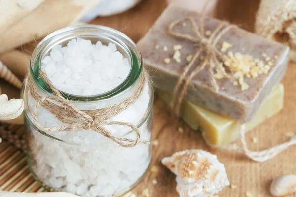 Ahşap arka planda spa tedavisinin bileşimi