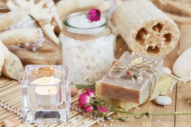 Ahşap arka planda spa tedavisinin bileşimi