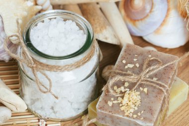 Ahşap arka planda spa tedavisinin bileşimi