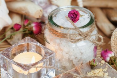 Ahşap arka planda spa tedavisinin bileşimi