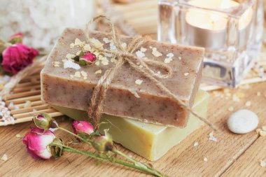 Ahşap arka planda spa tedavisinin bileşimi