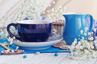 Beyaz ahşap bir masa üzerinde sütlü kahve