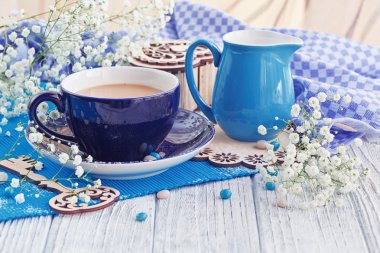 Beyaz ahşap bir masa üzerinde sütlü kahve