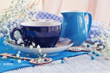 Beyaz ahşap bir masa üzerinde sütlü kahve