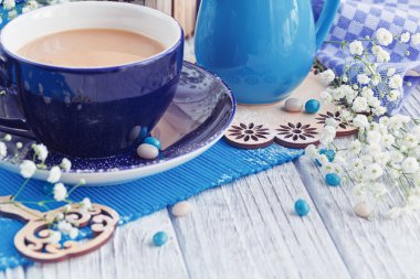 Beyaz ahşap bir masa üzerinde sütlü kahve