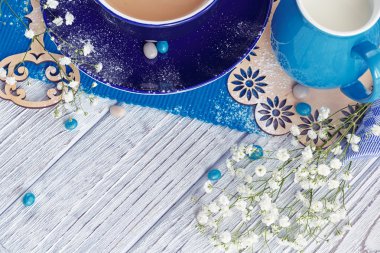 Beyaz ahşap bir masa üzerinde sütlü kahve