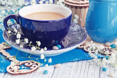 Beyaz ahşap bir masa üzerinde sütlü kahve