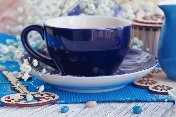 Tasse Kaffee mit Milch auf einem weißen Holztisch — Stockfoto