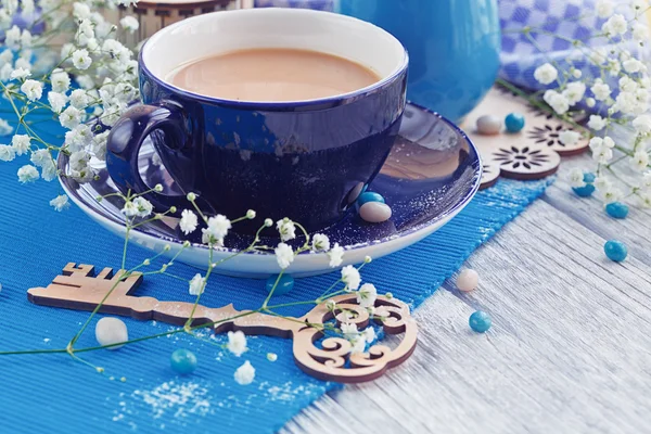 Tasse Kaffee mit Milch auf einem weißen Holztisch — Stockfoto