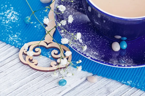 Tasse Kaffee mit Milch auf einem weißen Holztisch — Stockfoto