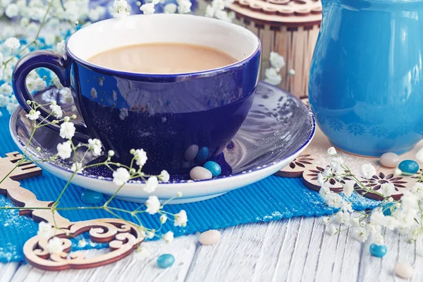 Beyaz ahşap bir masa üzerinde sütlü kahve