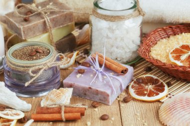 Ahşap arka planda spa tedavisinin bileşimi