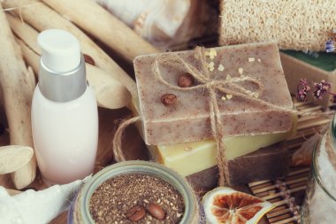 Ahşap arka planda spa tedavisinin bileşimi