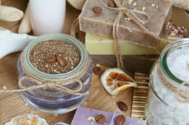 Ahşap arka planda spa tedavisinin bileşimi