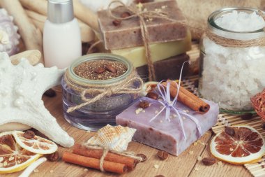 Ahşap arka planda spa tedavisinin bileşimi