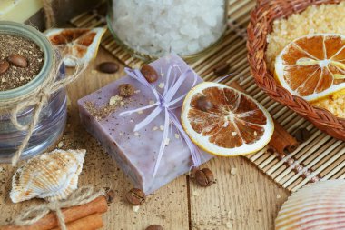 Ahşap arka planda spa tedavisinin bileşimi