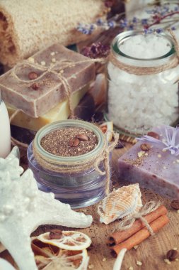 Ahşap arka planda spa tedavisinin bileşimi