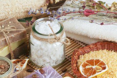 Ahşap arka planda spa tedavisinin bileşimi