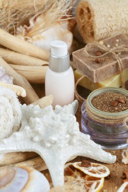 Ahşap arka planda spa tedavisinin bileşimi