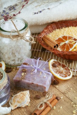 Ahşap arka planda spa tedavisinin bileşimi