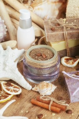 Ahşap arka planda spa tedavisinin bileşimi