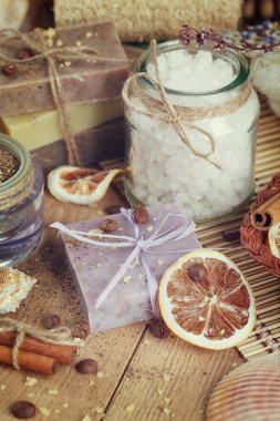 Ahşap arka planda spa tedavisinin bileşimi