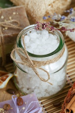 Ahşap arka planda spa tedavisinin bileşimi