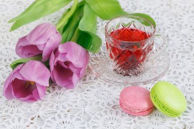 karkadeh kırmızı çay macaroons ve laleler