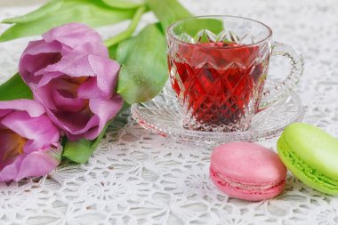 karkadeh kırmızı çay macaroons ve laleler
