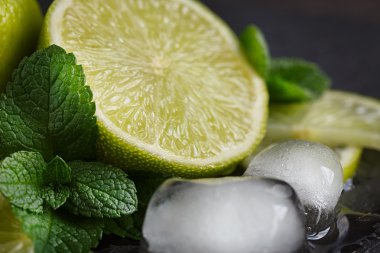 Taze limon, nane ve buz küpleri. Koyu arka plan