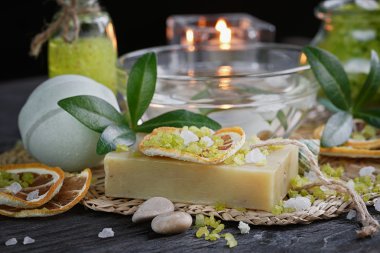 Kaplıca tedavisi yeşil tuz ve soap üzerinde ahşap ile kompozisyon 