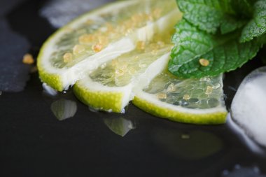 Taze limon, nane ve buz küpleri. Koyu arka plan