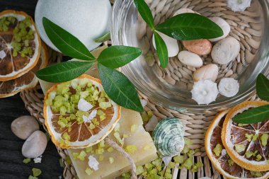 Kaplıca tedavisi yeşil tuz ve soap üzerinde ahşap ile kompozisyon 