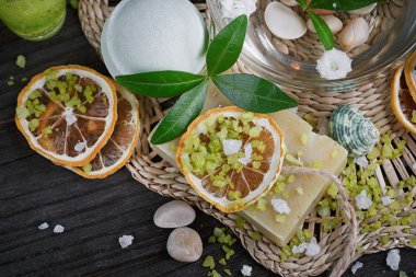 Kaplıca tedavisi yeşil tuz ve soap üzerinde ahşap ile kompozisyon 