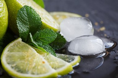 Taze limon, nane ve buz küpleri. Koyu arka plan