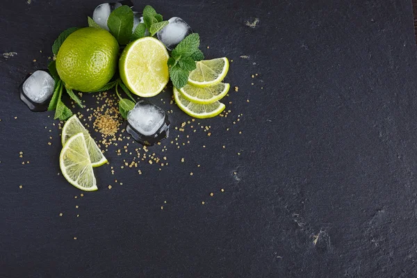 Cal fresco, menta e cubos de gelo. Fundo escuro — Fotografia de Stock