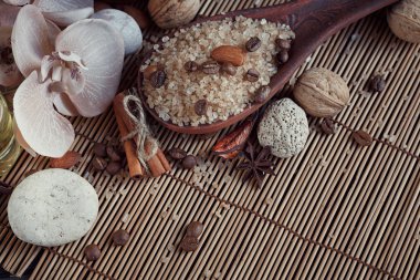 Spa Konsept: doğal deniz tuzu ile kahve çekirdekleri, tarçın ve bir