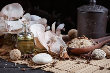 Spa Konsept: doğal deniz tuzu ile kahve çekirdekleri, tarçın ve bir