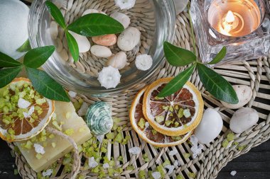 Kaplıca tedavisi yeşil tuz ve soap üzerinde ahşap ile kompozisyon 