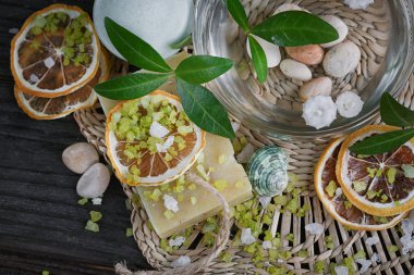 Kaplıca tedavisi yeşil tuz ve soap üzerinde ahşap ile kompozisyon 