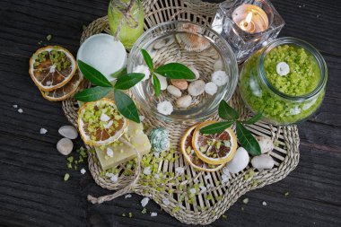 Kaplıca tedavisi yeşil tuz ve soap üzerinde ahşap ile kompozisyon 