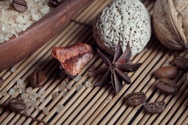 Spa Konsept: doğal deniz tuzu ile kahve çekirdekleri, tarçın ve bir