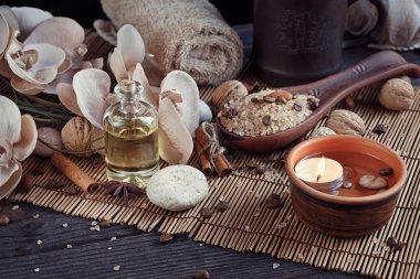 Spa Konsept: doğal deniz tuzu ile kahve çekirdekleri, tarçın ve bir