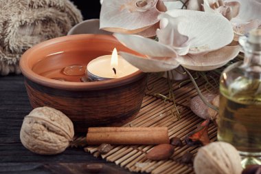 Spa Konsept: doğal deniz tuzu ile kahve çekirdekleri, tarçın ve bir