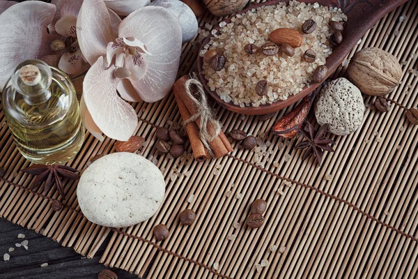 Concepto SPA: sal marina natural con granos de café, canela y un — Foto de Stock